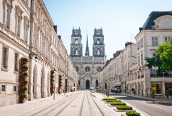 Orléans, Francia: un tratto della strada che conduce alla cattedrale di Santa Croce.
