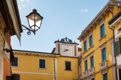 L'orologio della città visto da piazza San Marco a Peschiera del Garda, Veneto - © Konstantin Tronin / Shutterstock.com