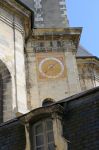 L'orologio della torre campanaria nella chiesa di San Pietro a Nevers, Francia. L'edificio religioso è l'antica cappella del Collegio dei Gesuiti. 

