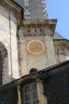 L'orologio della torre campanaria nella chiesa di San Pietro a Nevers, Francia. L'edificio religioso è l'antica cappella del Collegio dei Gesuiti. 

