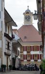 L'orologio della torre e alcuni ristoranti in una strada a Murten, Svizzera - © Valery Shanin / Shutterstock.com