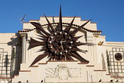 Particolari ad Antibes, Francia - Dettaglio decorativo di un edificio nel cuore di Antibes dove un elegante orologio ne impreziosisce la facciata © Sean Nel / Shutterstock.com