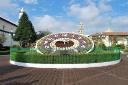 Il famoso orologio floreale sulla piazza principale di Zacatlán, Puebla. L'orologio, perfettamente funzionante, è opera della locale fabbrica "Relojes Centenario" ...