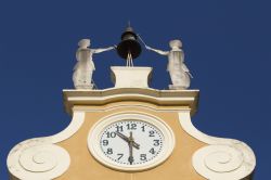 L'orologio in cima al Palazzo Municipale di Bardolino, Verona, Veneto. Sullo sommità vi sono la campana in ferro e due figure che rappresentano gli artigiani.



