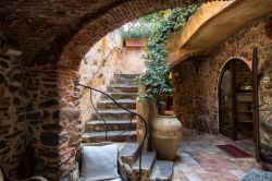 Orosei, Sardegna: il pittoresco ingresso di un albergo di lusso.

