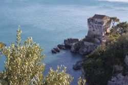 Torre Crestarella, antica costruzione di Vietri sul Mare, Campania. Impiantata su un grande scoglio poco al di sopra del mare, fu costruita verso la metà del XVI° secolo in seguito ...