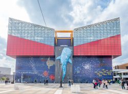 L'Osaka Aquarium, Giappone, con la scultura di un gigantesco squalo balena sulla facciata - © jeafish Ping / Shutterstock.com