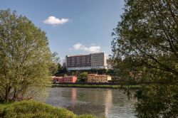 L'ospedale Orlandi a Bussolengo nei pressi di Pescantina, provincia di Verona, Veneto. Sorge sulle sponde del fiume Adige - © saad315 / Shutterstock.com