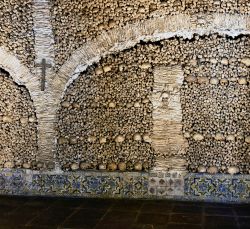 Ossa umane nella Capela dos Ossos a Evora, Portogallo. ...