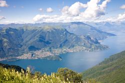 Ossuccio fotgrafata dal Monte San Primo, un balcone naturale sul Lago di Como  - © imagesef / Shutterstock.com