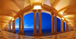 Ostenda, Belgio: spiaggia del Mare del Nord e lungomare visto dal passaggio coperto della Galleria Veneziana costruita in stile neo classico.

