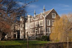 La bella Università di Otago a Dunedin, Nuova Zelanda. E' la più antica del paese ed è seconda solo a quella di Auckland per il numero di ricercatori di alto livello  ...