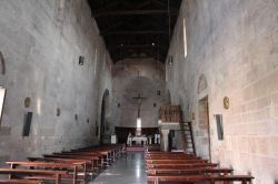 Ottana, Sardegna: l'austero interno della Chiesa di San Nicola, uno degli edifici religiosi più suggestivi della Barbagia