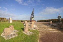 Ouistreham, Normandia: il Keiffer Flame Monument presso Sword beach, uno dei luoghi del D-Day in Francia - © illpaxphotomatic / Shutterstock.com