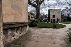 Oxford, Inghilterra (UK): un ragazzo in bici fra i campus della città in una giornata dal cielo grigio - © Gabriel Stellar / Shutterstock.com