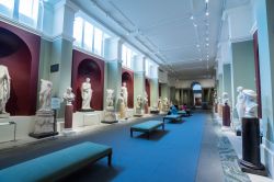 Oxford, una sala dell'Ashmolean Museum con busti e statue antiche - © Patchamol Jensatienwong / Shutterstock.com