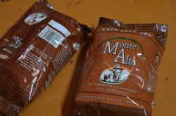 I pacchi di caffè Monte Alto prodotti dalla fabbrica della famiglia Ramirez a Jarabacoa destinati al mercato interno e alla esportazione
