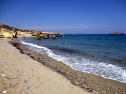 Pachena, Milos: in bassa stagione non viene nemmeno presa in considerazione dai turisti, eppure è una delle spiagge più tranquille, più facili da raggiungere e - nella sua ...