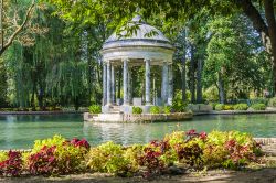 Padiglione in stile greco nei giardini di Aranjuez, Spagna. Costruito nel XVIII° secolo su progetto dell'architetto Juan de Villaneuva, è un bell'esempio di architettura ionica ...