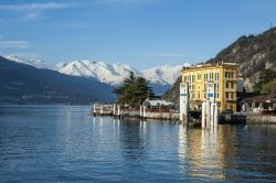 Paesaggio a Varenna, Lombardia. Le montagne innevate e la vegetazione rigogliosa fanno da perfetta cornice alle bellezze ospitate da questo borgo della provincia di Lecco. Il villaggio potrebbe ...