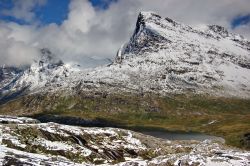 Paesaggio alpino estivo sulla cima del passoTrollstigen in Norvegia. Qui siamo sul lato sud, meno ripido, ma con le montagne più spettacolari.