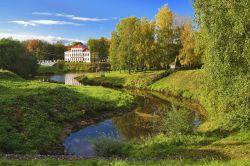 Paesaggio autunnale con un edificio in stile classico a Uglich, Russia. Il piccolo centro storico di questa città di 30 mila abitanti ospita chiese, monumenti e edifici intrisi di storia ...