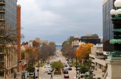 Paesaggio autunnale nel centro di Madison, capitale del Wisconsin, USA. Sullo sfondo, uno scorcio del lago Monona.



