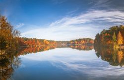 Paesaggio autunnale sul lungo lago vicino a Olsztyn, Polonia. Questa località è situata in una splendida zona naturale che comprende ben 11 laghi di origine glaciale.
