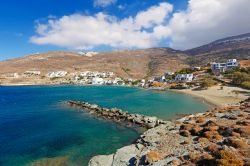 Il paesaggio brullo della spiaggia di Isternia, borgo dell'isola di Tino (Grecia).
