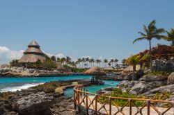 Paesaggio caraibico nei pressi di Cancun, Messico: siamo a Xcaret dove sorge il più grande parco ecologico e archeologico del Messico. Qui si trovano oltre 40 attrazioni inerenti natura ...