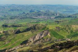 Paesaggio collinare nei dintorni di Cammarata nella Sicilia centrale in primavera.