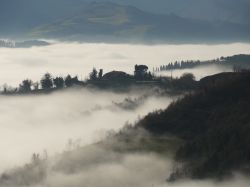 Paesaggio collinare non lontano da Borgo Tossignano in inverno - © ildirettore, CC BY 3.0, Wikipedia