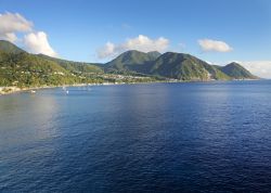 Paesaggio con il mare a Roseau, isola di Dominica. Fa parte dell'arcipelago delle Sopravento nelle Piccole Antille: non solo Dominica ma la stessa capitale Roseau è inserita in un ...