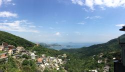 Paesaggio con montagne e mare a Chiufen, Taiwan. Chiufen è uno dei più pittoreschi luoghi dell'estremità settentrionale dell'isola - © monotui / Shutterstock.com ...