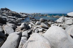La costa rocciosa di Lavezzi, una delle isole più famose del Mediterraneo centrale.