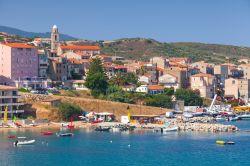 Paesaggio costiero a Propriano, sud della Corsica. In questa città nacque Paul Carbone, il mafioso la cui storia ha ispirato il film Borsalino con Alain Delon e Jean-Paul Belmondo - © ...