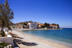 Paesaggio costiero della città di Primosten, Croazia, in una giornata estiva soleggiata.
