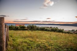 Paesaggio del lago di Bracciano fotografato dalla colline di Trevignano Romano, Lazio.
