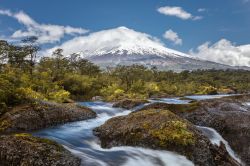Paesaggio del vulcano Osorno con le cascate di Petrohue e il fiume: siamo nei pressi dei villaggi di Puerto Varas e Puerto Montt, Cile.
