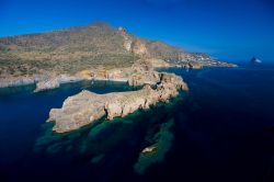 Paesaggio dell'isola di Panarea, Sicilia - L'isola di Panarea fa parte della "riserva naturale orientata Isola di Panarea e scogli viciniori" istituita nel 1997 e che comprende ...