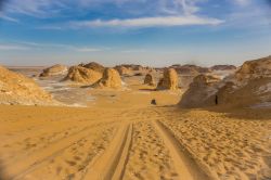 Paesaggio desertico in Egitto: il White Desert di Farafra con pietre bianche e sabbia gialla. Il nome "deserto bianco" deriva dalle formazioni di gesso color bianco crema che s'innalzano ...