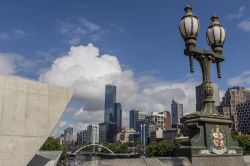 Paesaggio di Melbourne dal fiume Yarra, Australia. In primo piano, un lampione di epoca vittoriana sulle balaustre del Princes Bridge - © DinoPh / Shutterstock.com