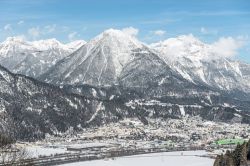 Paesaggio di montagna invernale nei pressi di Jenbach, Austria - Jenbach, caratteristico comune montano austriaco, rappresenta un vero e proprio paradiso per gli amanti della montagna, specialmente ...