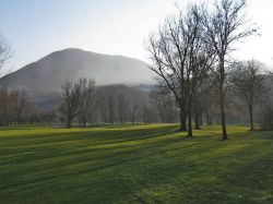 Paesaggio di Rovolon, il campo da Golf Frassanelle e i Colli Euganei - © Realulim - CC BY-SA 3.0, Wikipedia