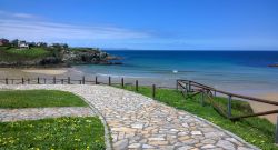 Paesaggio di una spiaggia a Tapia de Casariego, Asturie, Spagna. Qui si trovano spiagge solitarie lambite da un Oceano implacabile.
