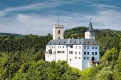 Paesaggio e castello di Rozmberk nad Vltavou, Repubblica Ceca. Costruito nella metà del XIII° secolo, attorno al 1522 il castello venne gravemente danneggiato nella parte superiore ...