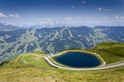 Paesaggio estivo con lago fra le Alpi austriache a Saalbach-Hinterglemm.
