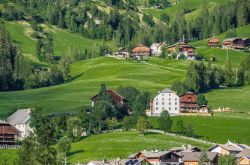 Paesaggio estivo della Val Badia in Alto Adige