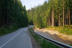 Paesaggio estivo lungo la strada per Bukovel, Carpazi orientali, Ucraina.

