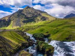 Paesaggio estivo nei dintorni del villaggio di Skogar, Islanda. Il nome del paese significa "foresta".
